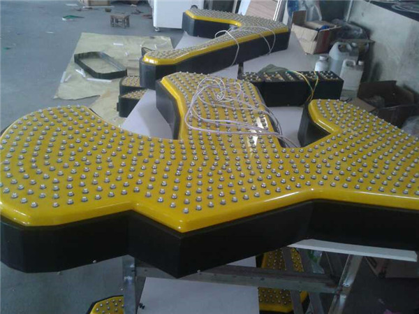 外露點陣發光字